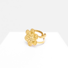 Cargar imagen en el visor de la galería, Anillo de Flor Amarilis